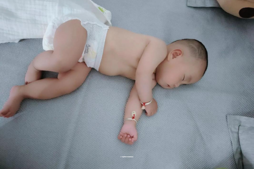 乳山三个月宝宝抬头不稳 乳山三个月宝宝抬头不稳